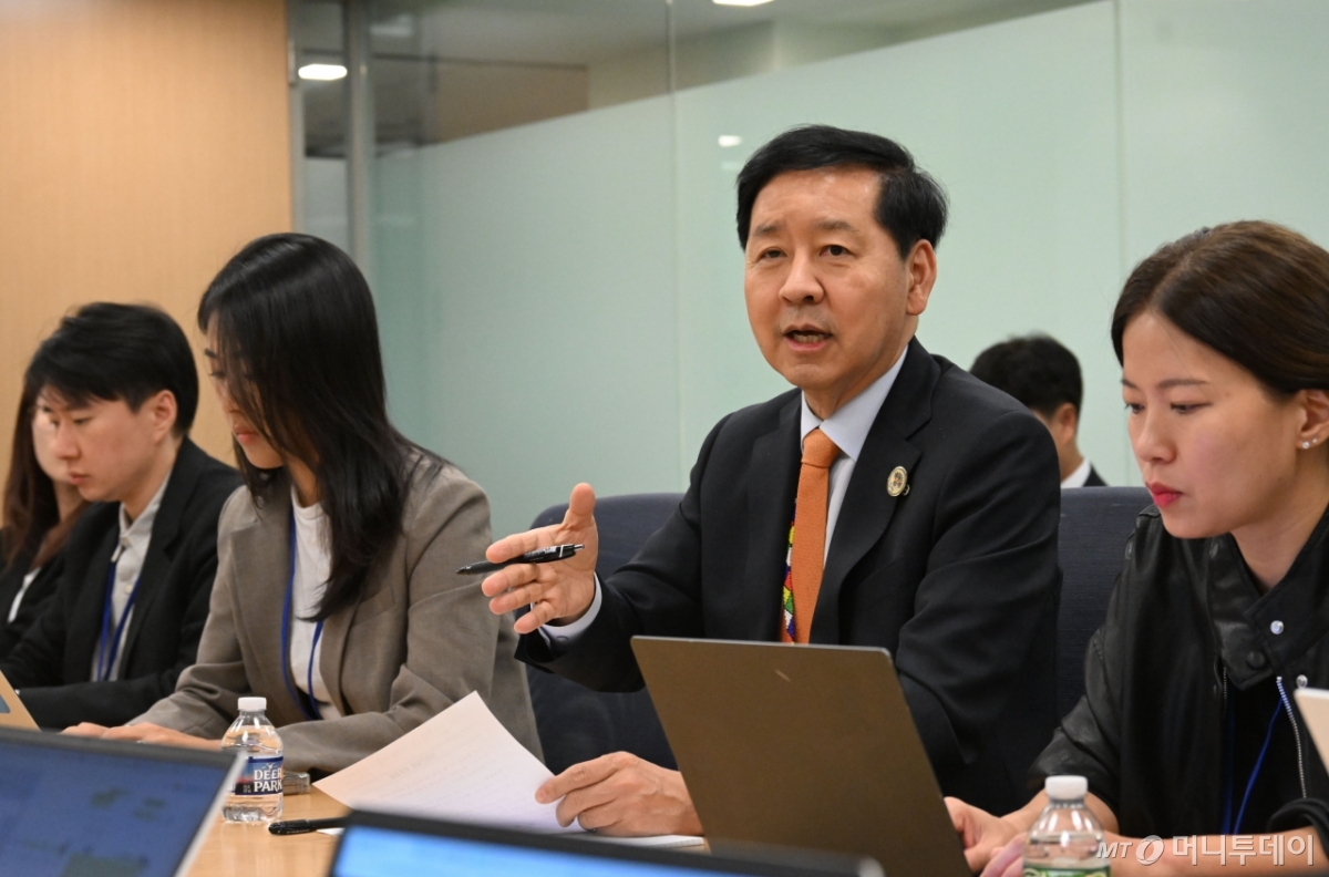 구윤철 부총리 겸 기획재정부 장관이 미국 워싱턴 D.C. IMF(국제통화기금) 본부에서 동행기자단과 기자간담회를 하고 있다./사진제공=기재부