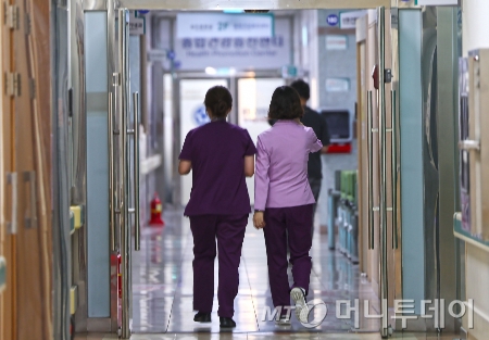 (광주=뉴스1) 박지현 기자 = 상당수 전공의가 복귀한 1일 광주 동구 조선대학교 병원에서 의료진이 병원 복도를 이동하고 있다. 2025.9.1/뉴스1  Copyright © 뉴스1. All rights reserved. 무단 전재 및 재배포,  AI학습 이용 금지. /사진=(광주=뉴스1) 박지현 기자