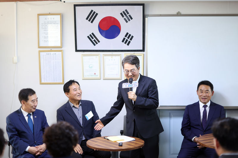 지난 16일 오후 우금1리 마을회관에서 열린 경기 RE100 최우수 마을 현판식 및 간담회에서 김동연 경기도지사가 발언을 하고 있다. /사진제공=경기도