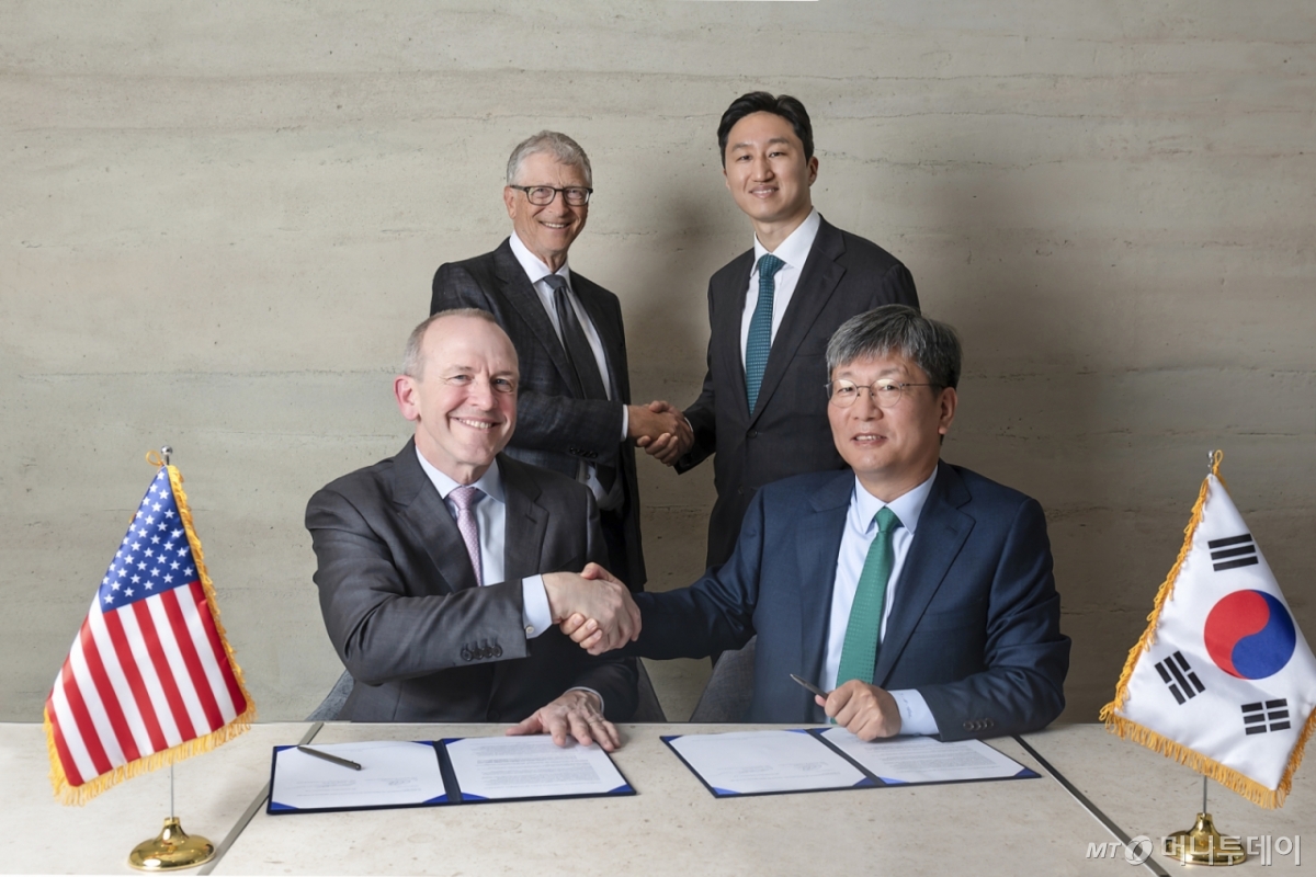 HD현대가 최근 테라파워와 '나트륨 원자로의 상업화를 위한 제조 공급망 확장 전략적 협약'을 체결했다. 사진 오른쪽부터 HD현대중공업 원광식 해양에너지사업본부장, HD현대 정기선 수석부회장, 테라파워 빌 게이츠(Bill Gates) 창업자, 크리스 르베크(Chris Levesque) 최고경영자