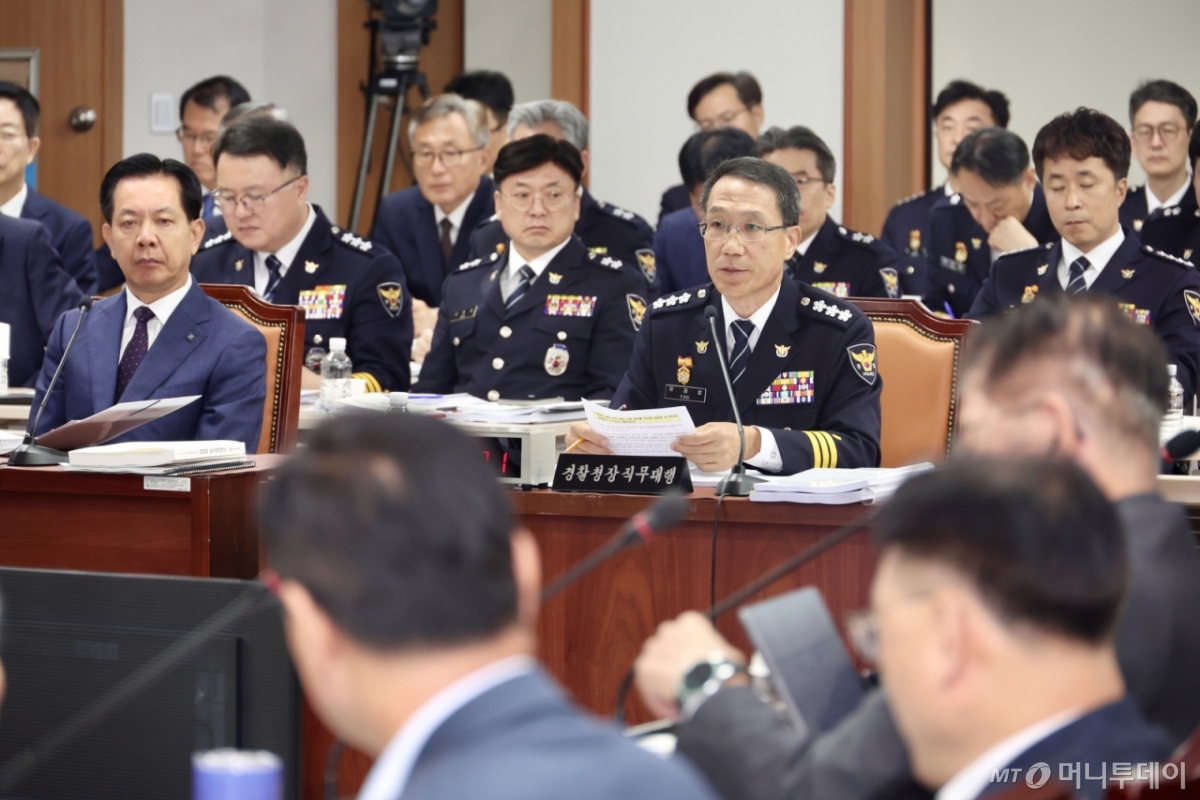 [서울=뉴시스] 조성봉 기자 = 유재성 경찰청장 직무대행이 17일 오전 서울 서대문구 경찰청에서 열린 행정안전위원회 국정감사에서 의원 질의에 답변하고 있다.2025.10.17. suncho21@newsis.com /사진=조성봉