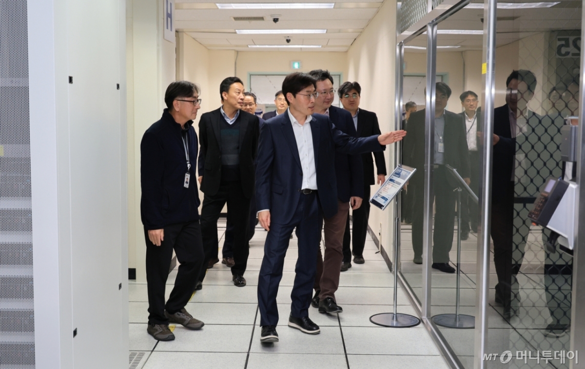 (대전=뉴스1) 김기남 기자 = 이용석 행정안전부 디지털정부혁신실장이 13일 오후 대전광역시 유성구 국가정보자원관리원을 방문해 정부 정보시스템 운영 관련 전산실 및 상황실 등 주요 시설을 점검 하고 있다. (행정안전부 제공) 2024 .11.13/뉴스1 Copyright © 뉴스1. All rights reserved. 무단 전재 및 재배포, AI학습 이용 금지. /사진=(대전=뉴스1) 김기남 기자