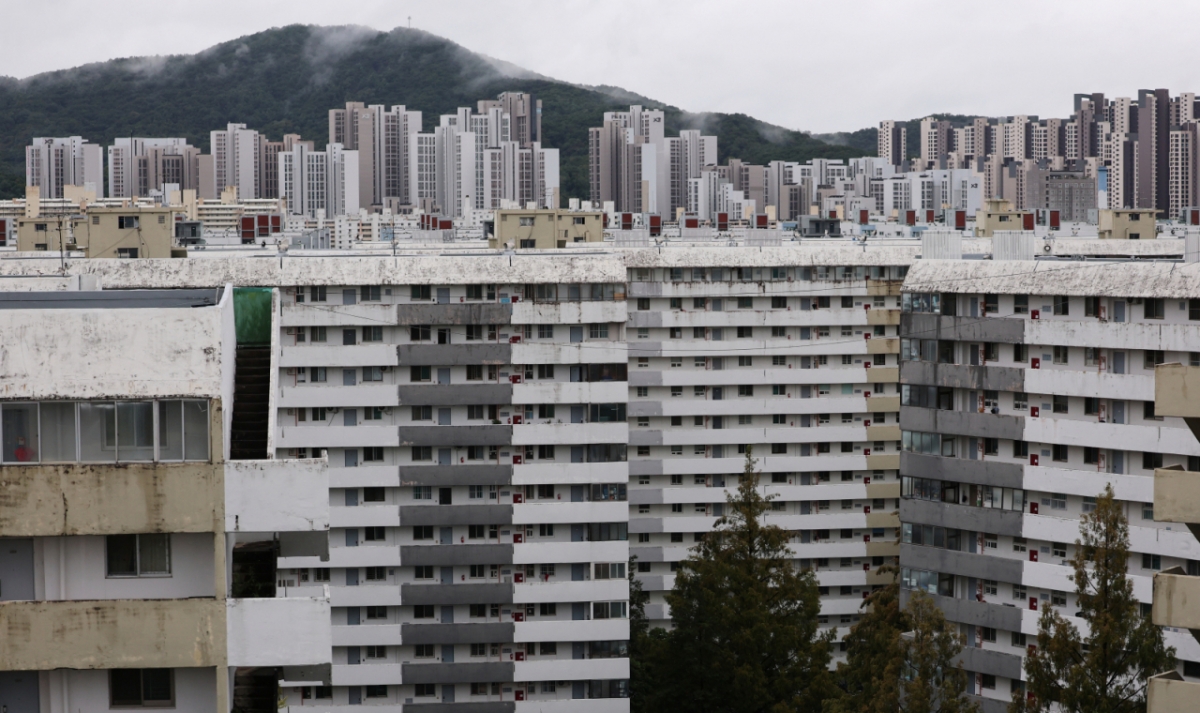 (서울=뉴스1) 오대일 기자 = 서울 강남의 대표 재건축 단지인 은마아파트가 최고 49층, 5893가구 규모의 대단지로 새롭게 태어난다. 서울시는 정비사업 인허가 절차를 대폭 간소화한 '신속통합기획' 2.0'을 은마아파트에 처음으로 적용해 사업 기간을 크게 단축할 계획이다. 사진은 13일 서울 강남구 대치동 은마아파트 모습. 2025.10.13/뉴스1  Copyright © 뉴스1. All rights reserved. 무단 전재 및 재배포,  AI학습 이용 금지. /사진=(서울=뉴스1) 오대일 기자