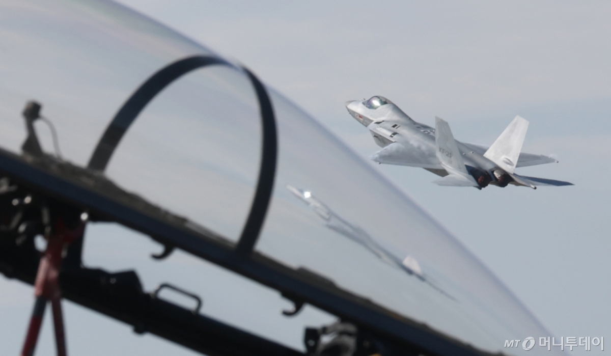 (성남=뉴스1) 김영운 기자 = 17일 경기 성남시 수정구 서울공항에서 열린 '서울 국제 항공우주 및 방위산업 전시회'(서울 ADEX 2025)'에서 공군 KF-21 전투기가 화려한 기동을 선보이고 있다. 2025.10.17/뉴스1  Copyright © 뉴스1. All rights reserved. 무단 전재 및 재배포,  AI학습 이용 금지. 