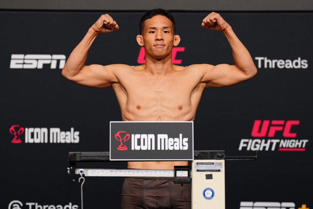 타이라 타츠로와 경기 전 계체 중인 박현성. /사진=UFC 제공
