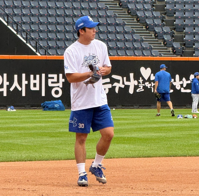 삼성 김영웅이 17일 한화 이글스와 2025 KBO 플레이오프 1차전을 앞두고 내야 훈련을 하고 있다. /사진=양정웅 기자