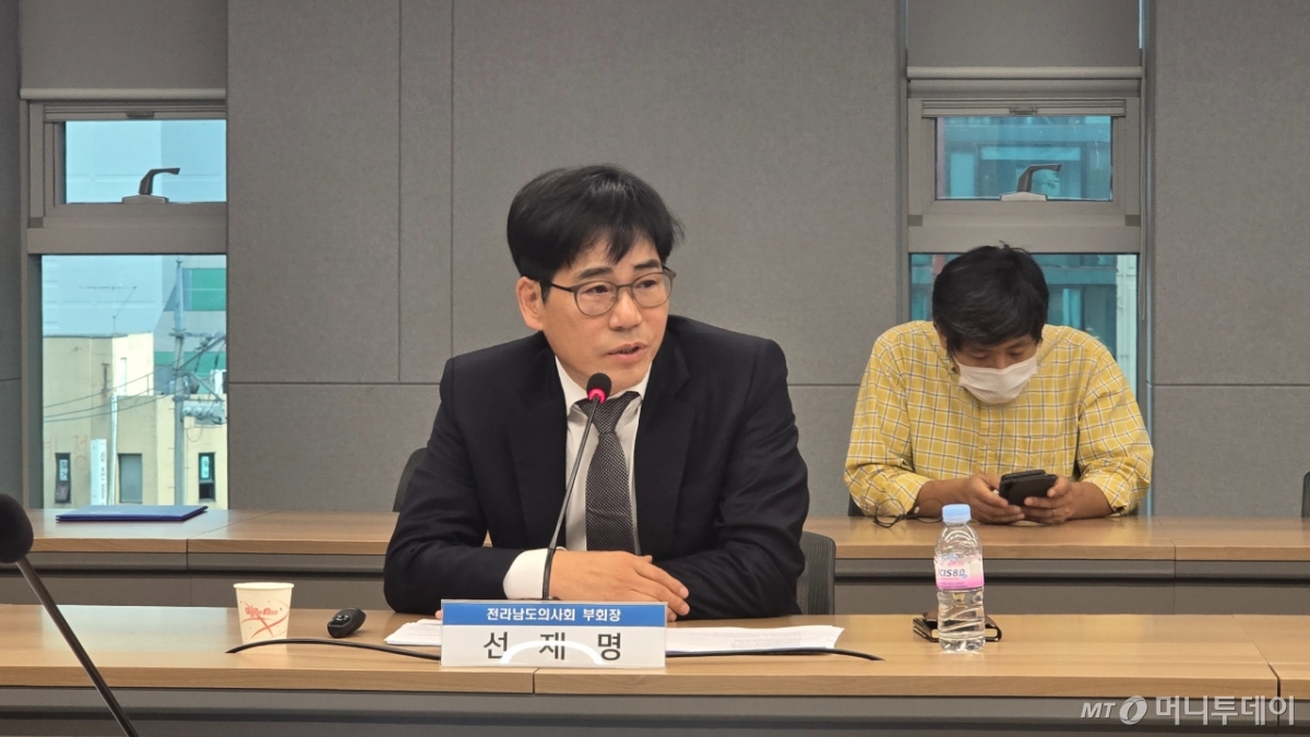 선재명 전라남도의사회 부회장이 17일 서울 용산구 의협회관에서 '지역의사제, 지역 필수의료 문제 해결이 가능한가'를 주제로 열린 의료정책포럼에서 발표하고 있다. /사진=홍효진 기자