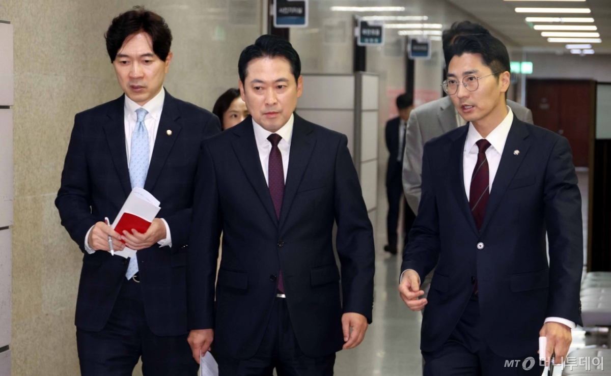 [서울=뉴시스] 조성봉 기자 = 장동혁 국민의힘 대표가 17일 오후 서울 여의도 국회에서 열린 '한미 관세협상' 관련 기자간담회에 참석하고 있다. 왼쪽부터 박성훈 수석대변인, 장 대표, 박준태 당 대표 비서실장. 2025.10.17. suncho21@newsis.com /사진=조성봉