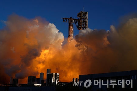 [보카치카=AP/뉴시스] 스페이스X의 대형 우주선(메가 로켓) 스타십이 13일(현지 시간) 미 텍사스주 보카치카 해변의 스타베이스 기지에서 11번째 시험 발사되고 있다. 2025.10.14. /사진=민경찬