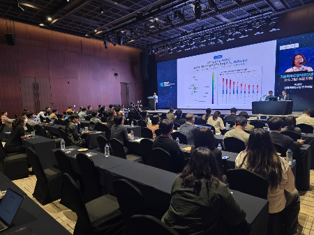 지난 16일 가톨릭대 성의교정 옴니버스파크에서 열린 가톨릭우주의학연구센터 개소 기념 심포지엄에서 이경애 한국개발연구원(KDI)전문위원이 '국내 우주기업의 성장과 신산업기회'를 주제로 발표하고 있다./사진=박정렬 기자