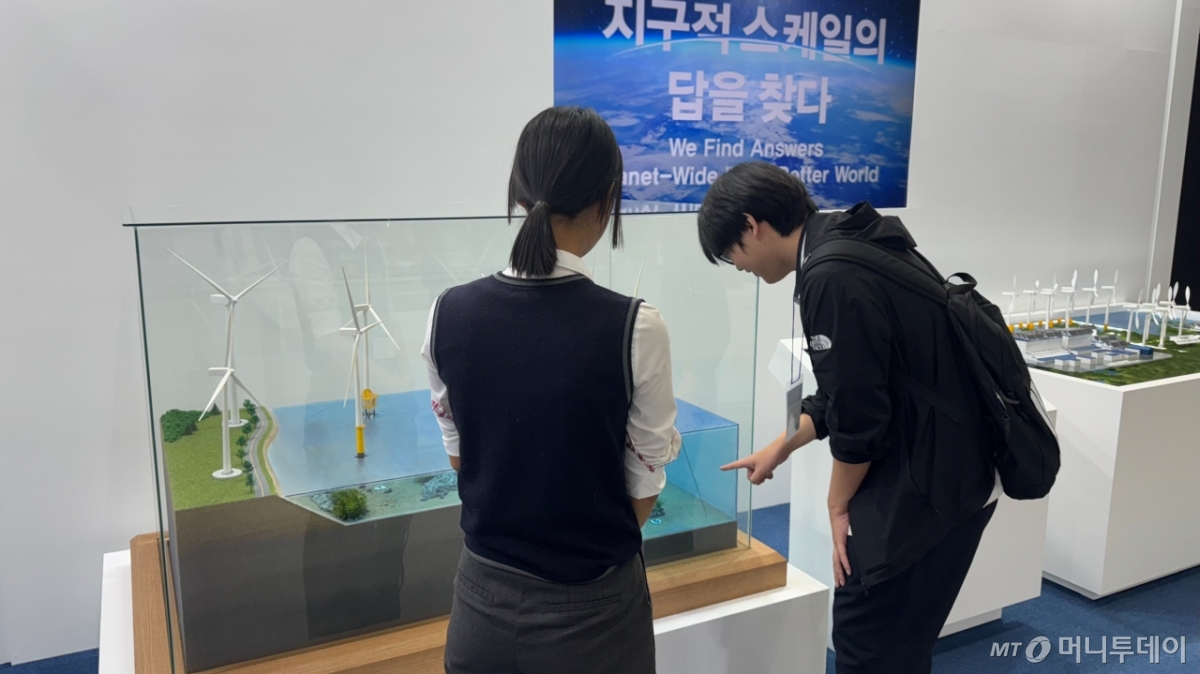 17일 서울 강남구 코엑스에서 열린 '스마트에너지플러스(SEP) 2025' 포스코 부스에서 해상풍력 발전단지 모형을 구경하는 서울공업고등학교 학생들의 모습. /사진=최문혁 기자