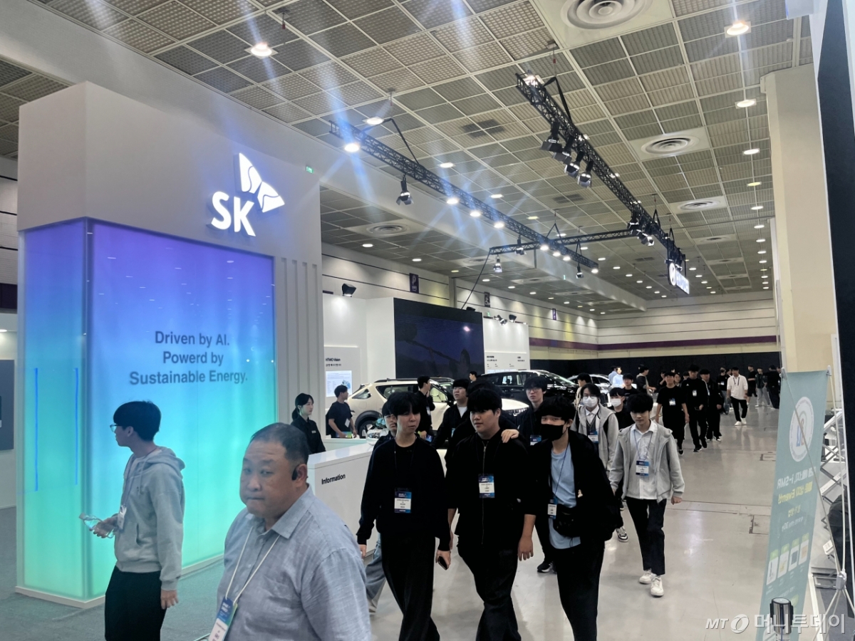 17일 서울 강남구 코엑스에서 열린 '스마트 에너지 플러스(SEP) 2025'를 방문한 인천반도체고등학교 학생들이 관람객들과 섞여 부스를 구경하러 이동하는 모습. /사진=이정우 기자