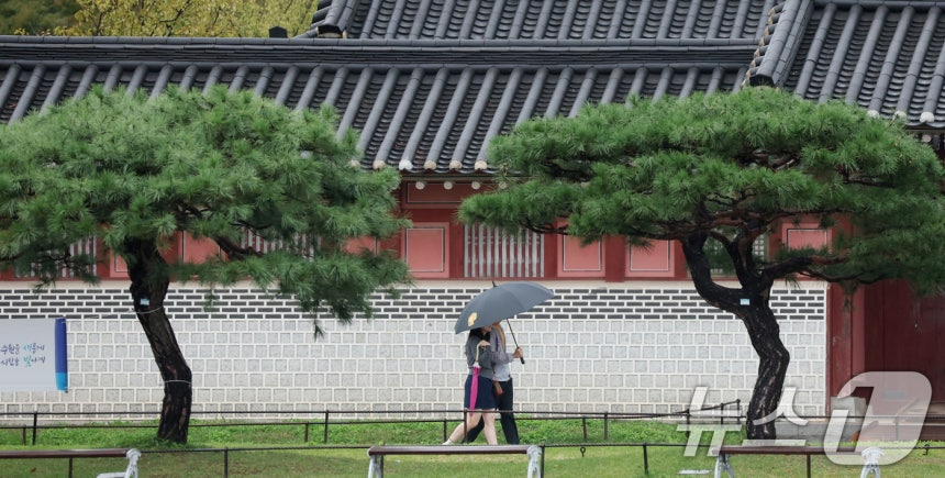 내일(18일) 저기압의 영향으로 전국에 '가을비'가 내릴 예정이다. 사진은 경기 수원시 팔달구 수원화성 화성행궁 인근에서 시민들이 우산을 쓰고 걸어가고 있는 모습./사진=뉴스1
