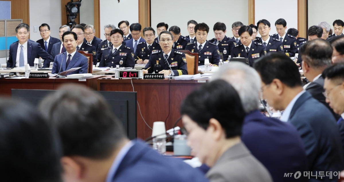 (서울=뉴스1) 박지혜 기자 = 유재성 경찰청장 직무대행이 17일 서울 서대문구 경찰청에서 열린 국회 행정안전위원회 경찰청 국정감사에서 의원들 질의에 답변하고 있다. 2025.10.17/뉴스1  Copyright © 뉴스1. All rights reserved. 무단 전재 및 재배포,  AI학습 이용 금지. /사진=(서울=뉴스1) 박지혜 기자