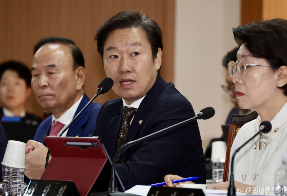 [서울=뉴시스] 조성봉 기자 = 박수민 국민의힘 의원이 17일 오전 서울 서대문구 경찰청에서 열린 행정안전위원회 국정감사에서 질의를 하고 있다.2025.10.17. suncho21@newsis.com /사진=조성봉