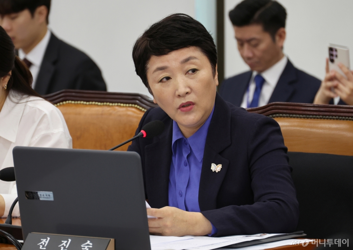 [서울=뉴시스] 김금보 기자 = 전진숙 더불어민주당 의원이 17일 서울 여의도 국회에서 열린 보건복지위원회 국정감사에서 강중구 건강보험심사평가원 원장에게 질의를 하고 있다. 2025.10.17. kgb@newsis.com /사진=김금보