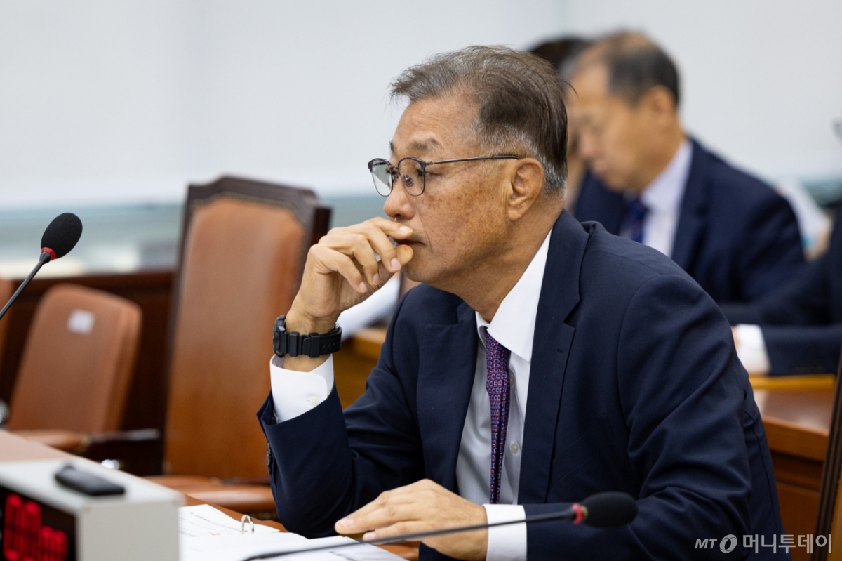 (서울=뉴스1) 유승관 기자 = 강중구 건강보험심사평가원장이 17일 서울 여의도 국회에서 열린 보건복지위원회의 국민건강보험공단 등에 대한 국정감사에서 의원 질의를 경청하고 있다. 2025.10.17/뉴스1  Copyright © 뉴스1. All rights reserved. 무단 전재 및 재배포,  AI학습 이용 금지. /사진=(서울=뉴스1) 유승관 기자