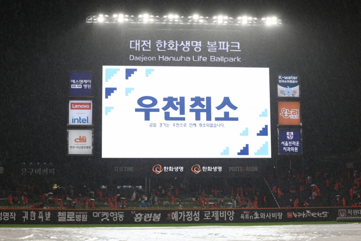 17일 대전 중구 한화생명볼파크에서 열린 2025 KBO 포스트시즌 플레이오프 1차전 삼성 라이온즈와 한화 이글스의 경기가 우천으로 취소, 전광판에 취소 안내가 나오고 있다. /사진=뉴시스