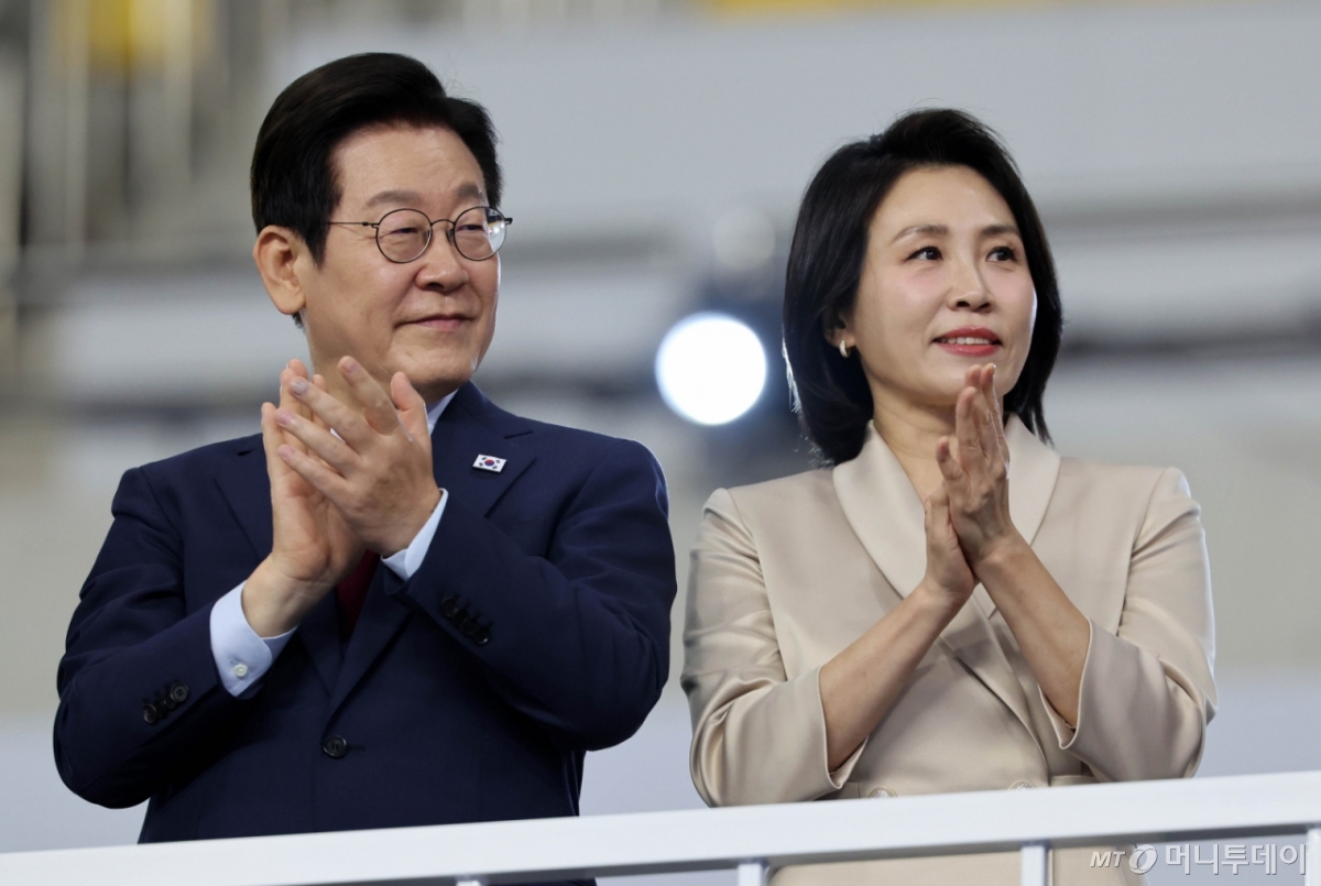 [부산=뉴시스] 황준선 기자 = 이재명 대통령과 김혜경 여사가 17일 오후 부산 연제구 부산아시아드주경기장에서 열린 제106회 전국체육대회 개회식에 참석해 입장하는 선수단에 박수를 보내고 있다.  2025.10.17. hwang@newsis.com /사진=황준선