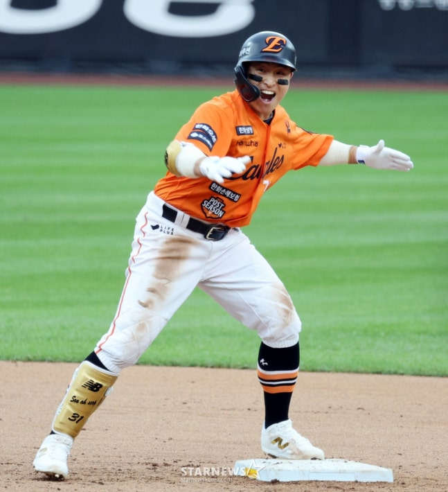 한화 손아섭이 18일 대전한화생명볼파크에서 열린 2025 KBO 포스트시즌 플레이오프 1차전 6회초 무사 2루에서 1타점 2루타를 터트린 후 자축하고 있다. /사진=강영조 선임기자