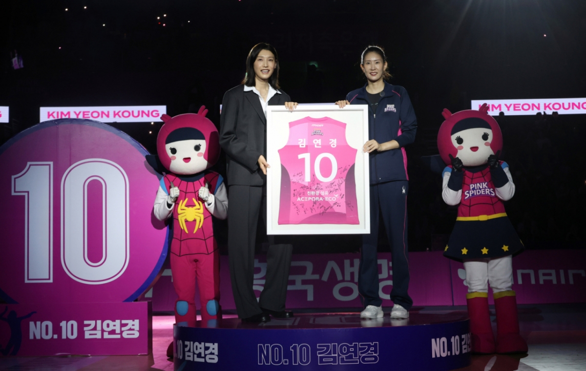 2025-2026시즌 V리그 여자부 개막전 흥국생명 대 정관장 경기가 18일 인천 삼산월드체육관에서 열렸다.  경기 후 배구여제 김연경 은퇴식이 열렸다. 절친 김수지가 김연경에게 유니폼 액자를 전달하고 있다,  한국 배구의 '살아있는 전설' 김연경의 등번호 10번이 영구 결번으로 지정됐다. /사진=김진경 대기자