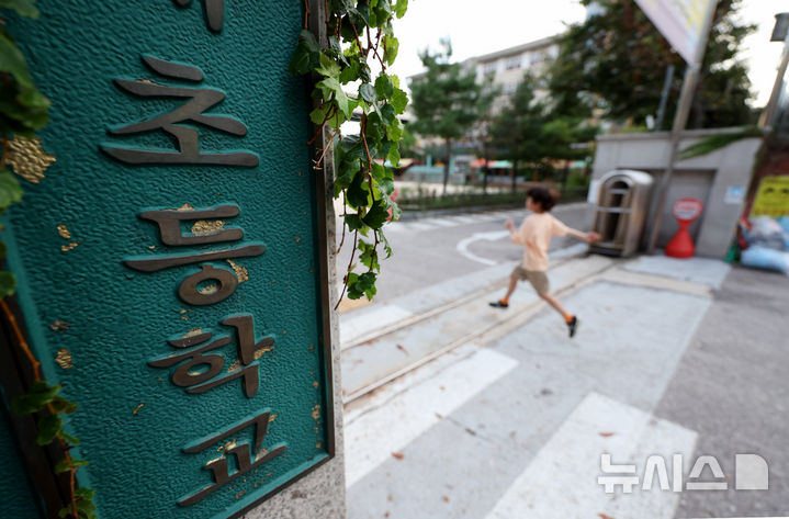 세종시의 한 초등학교 교사가 학교 급식비를 빼돌린 혐의로 경찰 수사를 받고 있다. 사진과 기사 내용은 관련이 없음./사진=뉴시스