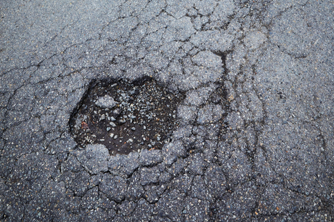 경기 남양주시 수도권제1순환고속도로에서 포트홀이 발생해 차량 23대가 파손됐다. 사진은 기사 이해를 돕기 위한 자료 사진. /사진=게티이미지뱅크