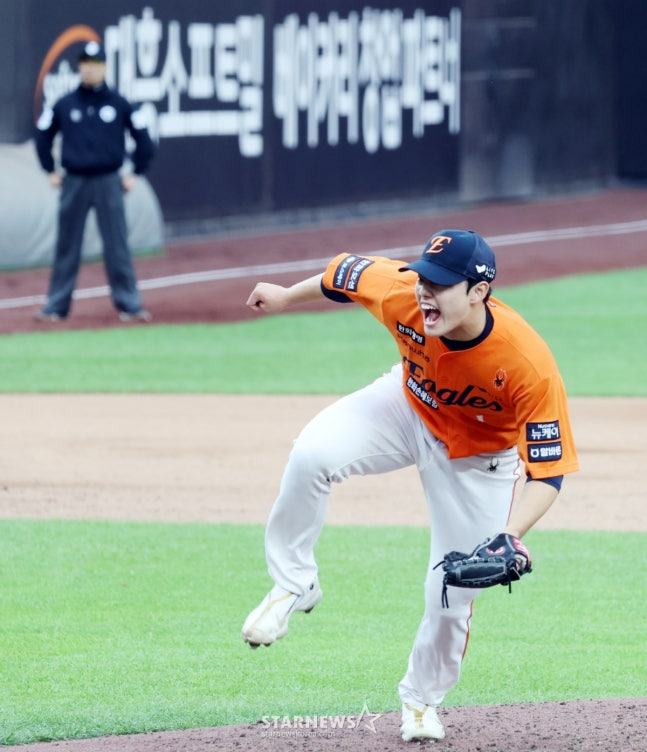 한화 문동주가 18일 대전한화생명볼파크에서 열린 2025 KBO 포스트시즌 플레이오프 1차전 7회초 등판해 역투하고 있다. /사진=강영조 선임기자