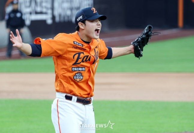 한화 문동주가 18일 대전한화생명볼파크에서 열린 2025 KBO 포스트시즌 플레이오프 1차전 7회초 등판해 1이닝을 삼자범퇴로 마무리하며 환호하고 있다. /사진=강영조 선임기자