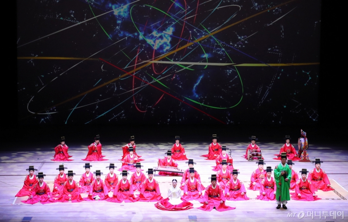 [서울=뉴시스] 김혜진 기자 = 17일 오후 서울 종로구 세종문화회관 대극장에서 열린 크라운해태제과 제20회 창신제 공연 미디어 공개 행사에서 정가구음 팀이 리허설을 하고 있다. 2025.10.17. jini@newsis.com /사진=김혜진