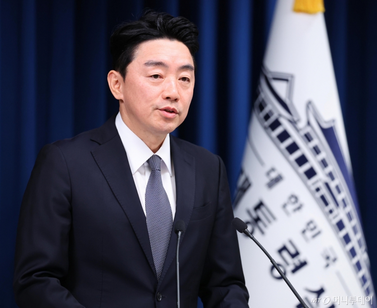 [서울=뉴시스] 최동준 기자 = 강훈식 대통령 비서실장이 19일 용산 대통령실에서 청년의 날을 맞아 진행했던 청년 주간 행사 관련 브리핑을 하고 있다. (대통령실통신사진기자단) 2025.09.19. photocdj@newsis.com /사진=