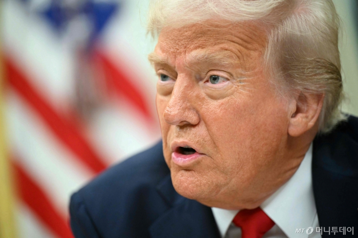 도널드 트럼프 미국 대통령이 지난 4월31일(현지시간) 워싱턴 백악관에서 행정명령에 서명을 한 뒤 취재진을 만나 “북한 김정은 국무위원장과 소통하고 있다. 그는 큰 핵 국가이고 매우 스마트하다"고 말하고 있다. / AFP=뉴스1