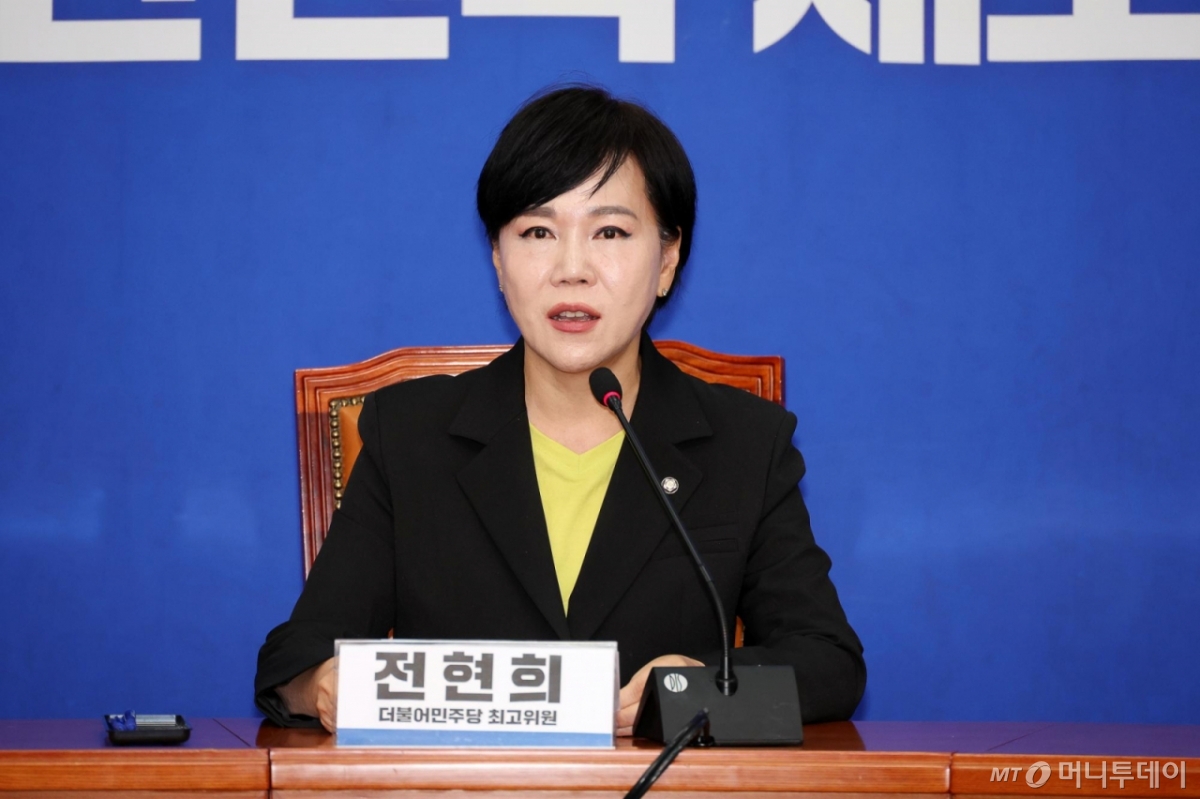 [서울=뉴시스] 김명년 기자 = 전현희 더불어민주당 최고위원이 19일 오전 서울 여의도 국회에서 기자간담회를 열고 발언하고 있다. 2025.10.19. kmn@newsis.com /사진=김명년