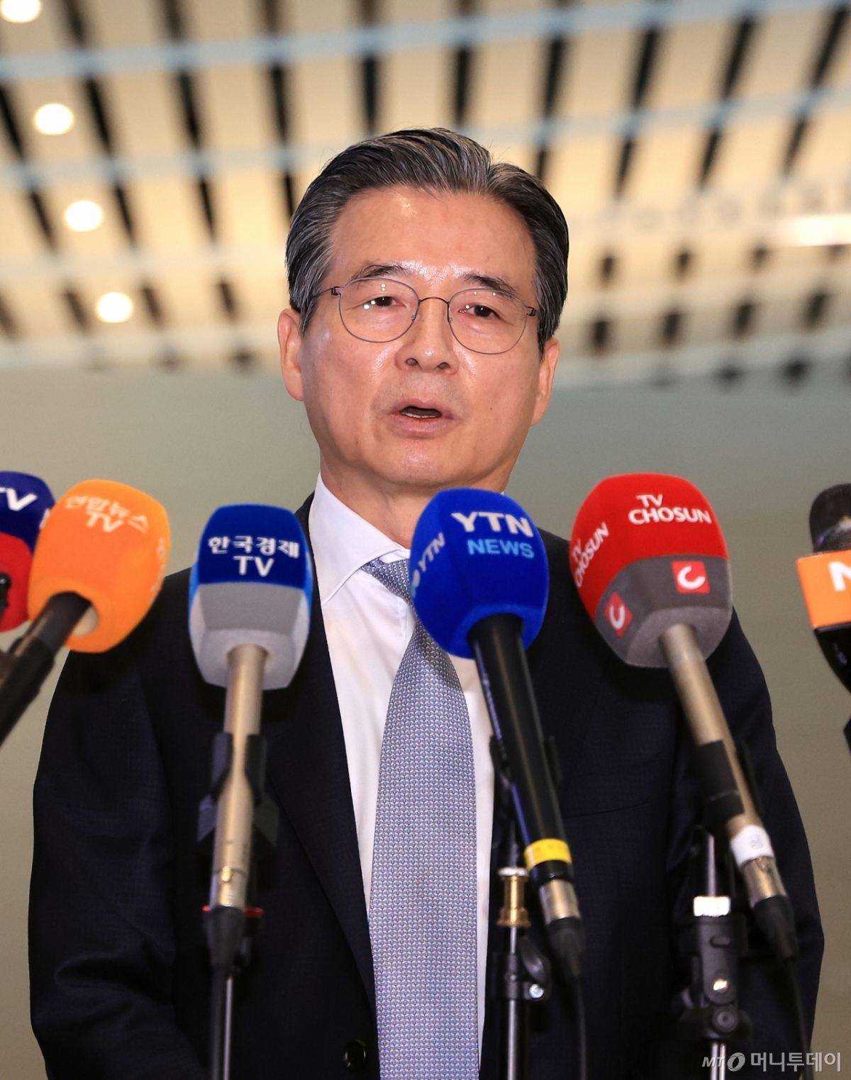 (인천=뉴스1) 이호윤 기자 = 김용범 대통령실 정책실장이 미국과의 관세협상 후속 논의를 위해 16일 오전 인천 국제공항 제2터미널을 통해 미국으로 출국 전 취재진의 질문에 답하고 있다. 2025.10.16/뉴스1 Copyright © 뉴스1. All rights reserved. 무단 전재 및 재배포, AI학습 이용 금지. /사진=(인천=뉴스1) 이호윤 기자