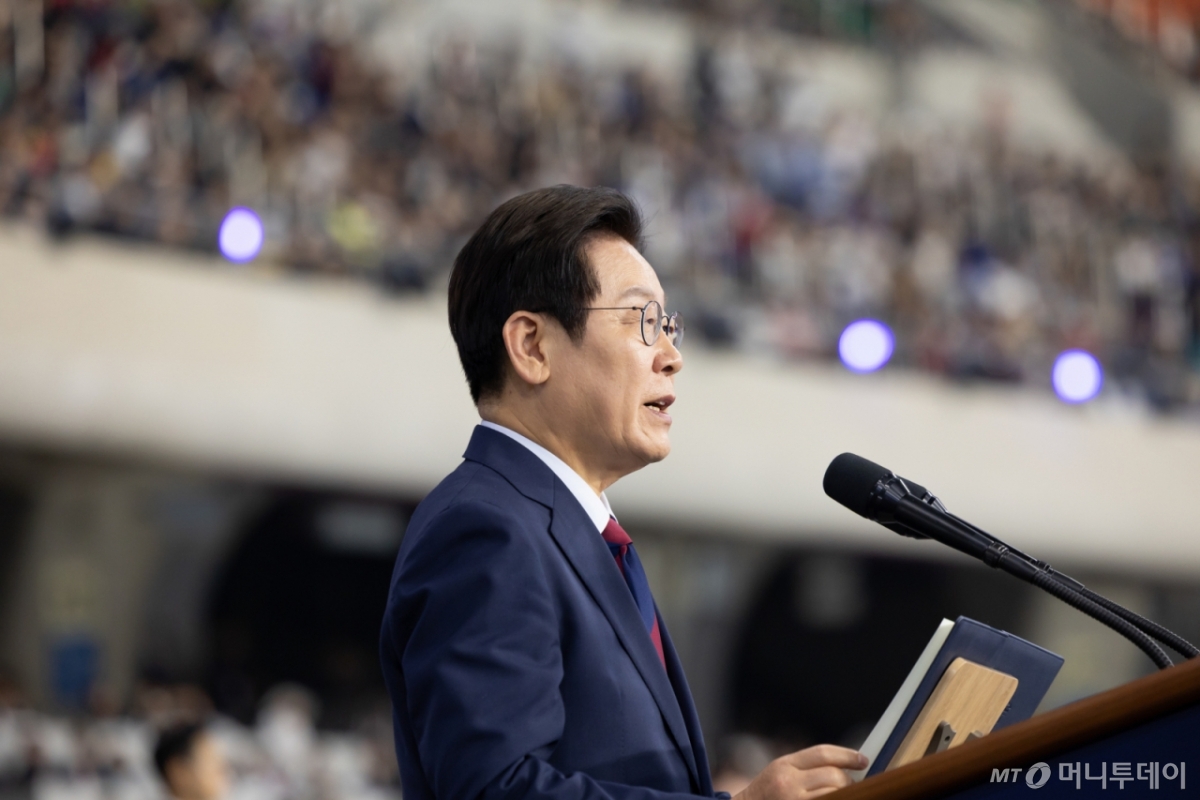 (서울=뉴스1) 허경 기자 = 이재명 대통령이 17일 부산아시아드주경기장에서 열린 제106회 전국체육대회 개막식에서 기념사를 하고 있다. (대통령실 제공. 재판매 및 DB 금지)?2025.10.18/뉴스1 Copyright © 뉴스1. All rights reserved. 무단 전재 및 재배포, AI학습 이용 금지. /사진=(서울=뉴스1) 허경 기자