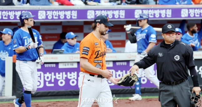 한화 와이스가 19일 대전 한화생명볼파크에서 열린 2025 KBO 포스트시즌 플레이오프 2차전에서 역투 후 마운드를 내려오고 있다. /사진=강영조 선임기자