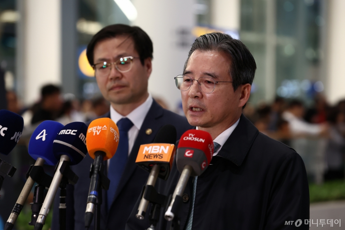 (인천공항=뉴스1) 김민지 기자 = 한미 관세협상 후속 논의를 위해 미국 워싱턴DC를 찾아 막판 협상을 벌이고 돌아온 김용범 대통령실 정책실장이 19일 오후 인천국제공항 제2터미널을 통해 귀국하며 브리핑을 하고 있다. 왼쪽은 여한구 통상교섭본부장.  Copyright © 뉴스1. All rights reserved. 무단 전재 및 재배포,  AI학습 이용 금지. /사진=(인천공항=뉴스1) 김민지 기자