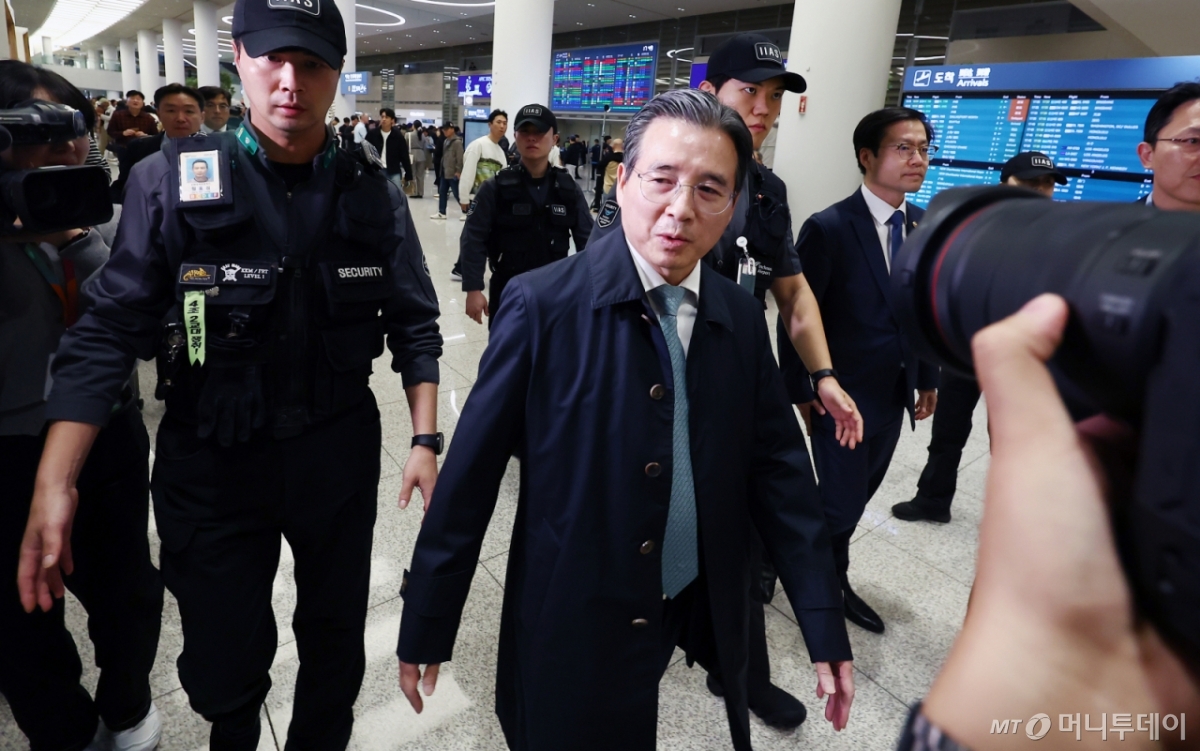 (인천공항=뉴스1) 김민지 기자 = 한미 관세협상 후속 논의를 위해 미국 워싱턴DC를 찾아 막판 협상을 벌이고 돌아온 김용범 대통령실 정책실장과 여한구 통상교섭본부장이 19일 오후 인천국제공항 제2터미널을 통해 귀국하며 이동하고 있다. 2025.10.19/뉴스1  Copyright © 뉴스1. All rights reserved. 무단 전재 및 재배포,  AI학습 이용 금지. /사진=(인천공항=뉴스1) 김민지 기자