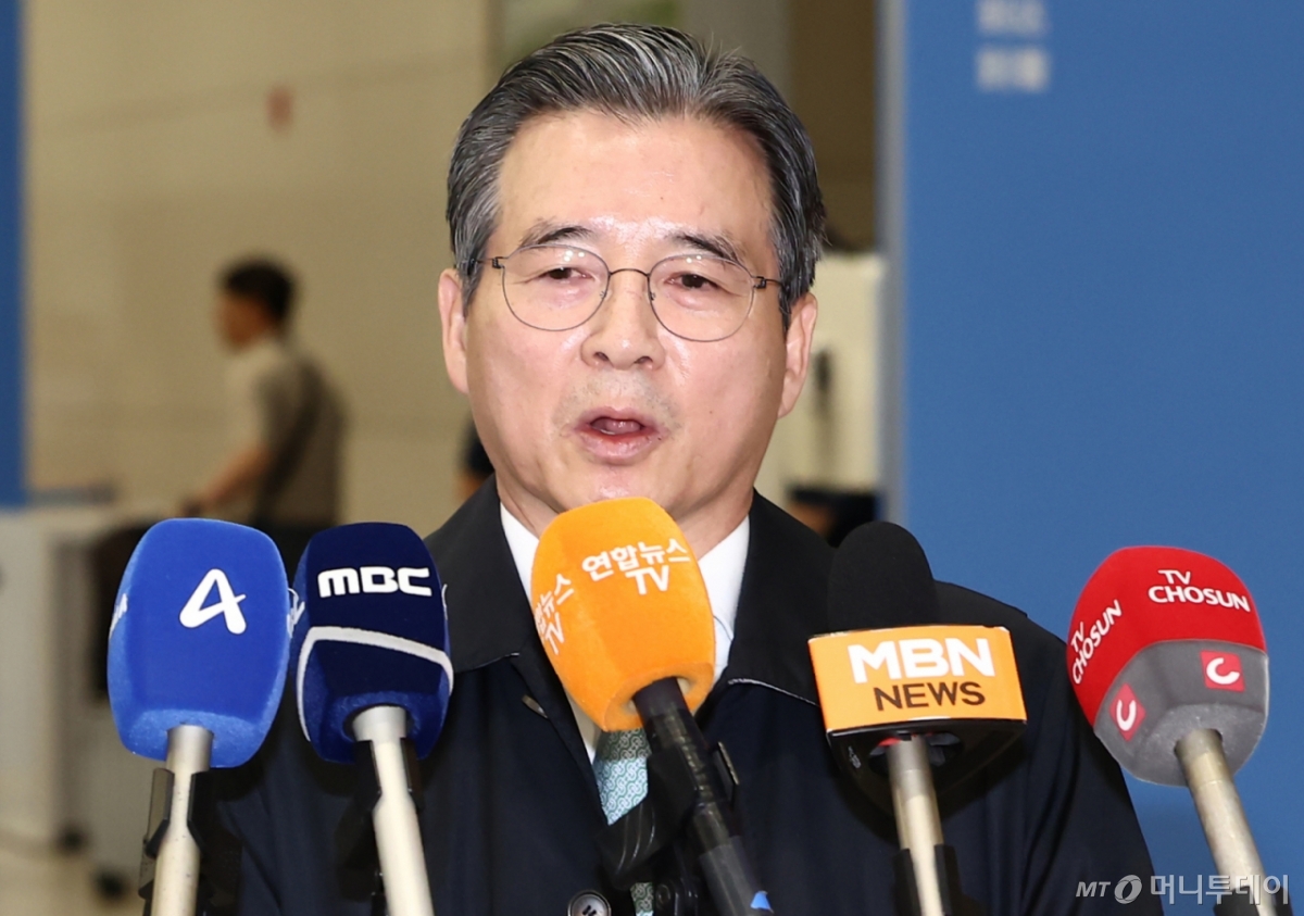 (인천공항=뉴스1) 김민지 기자 = 한미 관세협상 후속 논의를 위해 미국 워싱턴DC를 찾아 막판 협상을 벌이고 돌아온 김용범 대통령실 정책실장이 19일 오후 인천국제공항 제2터미널을 통해 귀국하며 브리핑을 하고 있다. 2025.10.19/뉴스1  Copyright © 뉴스1. All rights reserved. 무단 전재 및 재배포,  AI학습 이용 금지. /사진=(인천공항=뉴스1) 김민지 기자