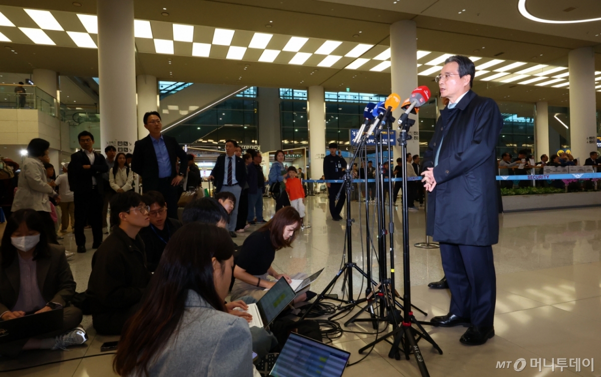[인천공항=뉴시스] 박주성 기자 = 관세협상 후속 협의를 위해 미국 워싱턴 D.C.를 방문했던 김용범 정책실장이 19일 인천국제공항 제2터미널 입국장으로 귀국해 취재진 질문에 답하고 있다. 2025.10.19. park7691@newsis.com /사진=박주성