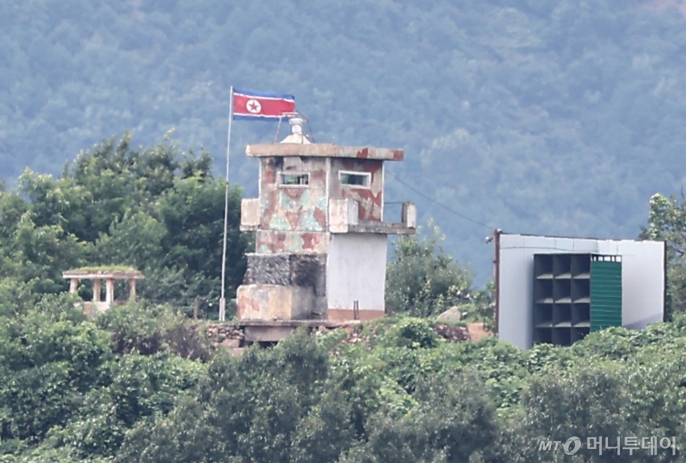 지난 8월20일 경기 파주시 접경지역에서 바라 본 북한 초소와 대남 확성기. / 사진=뉴스1