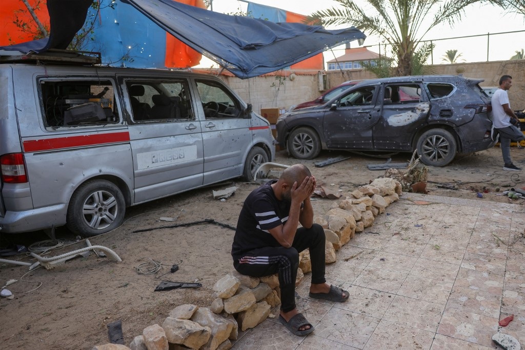 이스라엘군이 19일(현지시간) 하마스의 휴전 합의 위반을 이유로 가자지구에 대한 공습을 일시 재개했다. 사진은 이스라엘군의 공습 피해로 망연자실한 가자지구 주민의 모습 /AFPBBNews=뉴스1