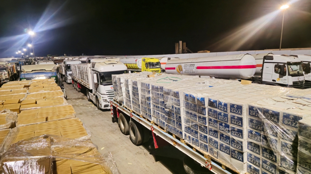 19일(현지시간) 이집트 측 라파 국경에서 가자지구 진입을 기다리는 구호물품 차량 /로이터=뉴스1