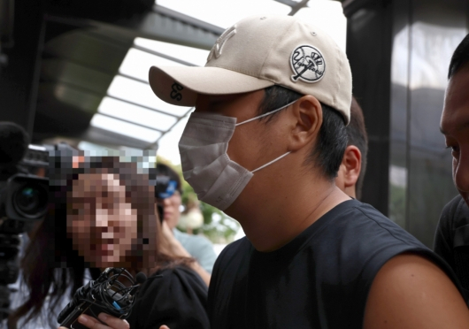 부모와 형 등 자신의 가족 3명을 살해한 30대 남성 A씨가 지난 7월 13일 오후 경기 부천시 인천지방법원 부천지원에서 열린 구속 전 피의자 심문(영장실질심사)에 출석하고 있다. /사진=뉴스1