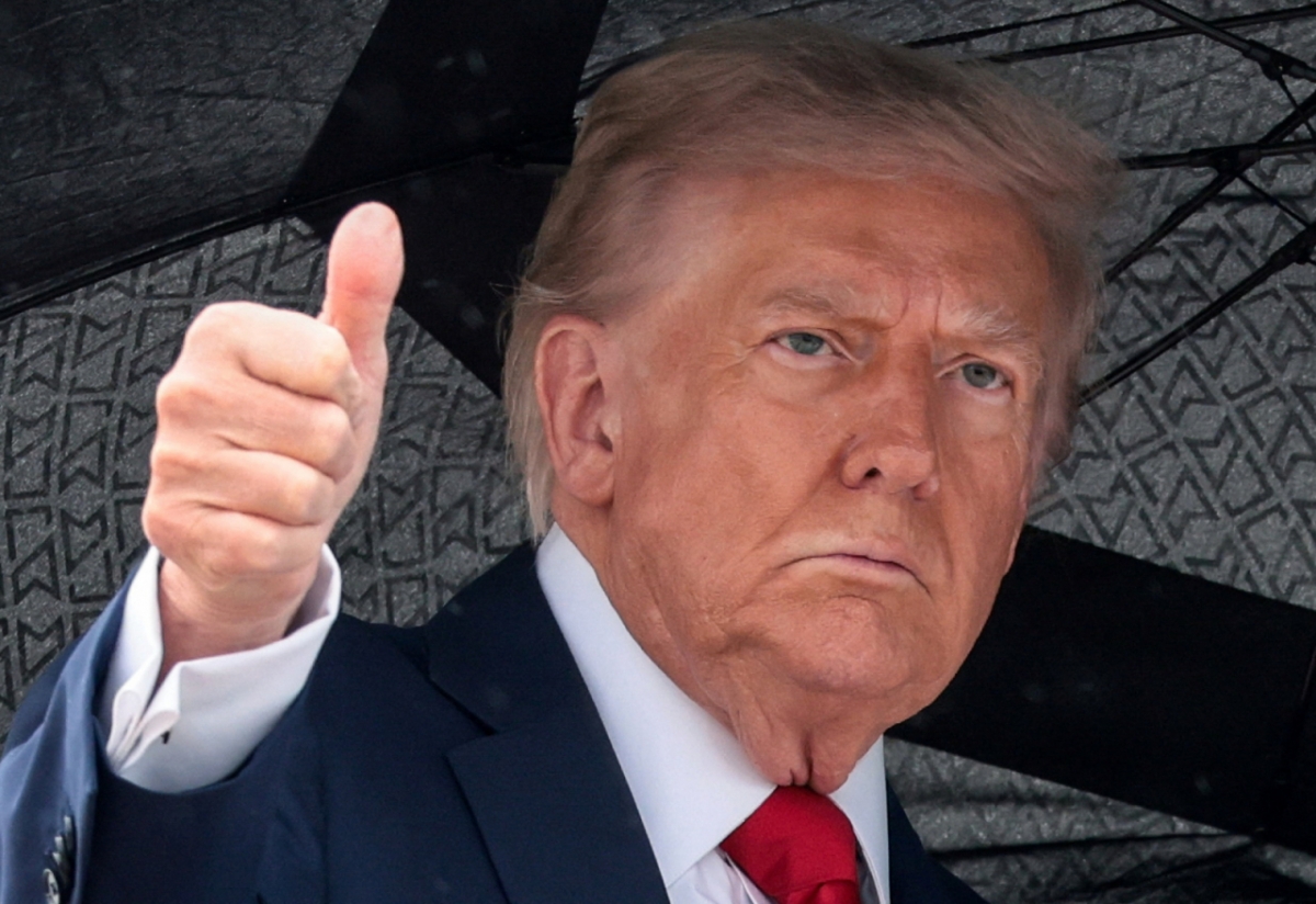 도널드 트럼프 미국 대통령이 지난 12일(현지시간) 메릴랜드주 앤드루스 합동 기지에서 이스라엘로 출발하기 위해 미 대통령 전용기 에어포스원에 탑승하기에 앞서 엄지손가락을 치켜세우고 있다. /로이터=뉴스1