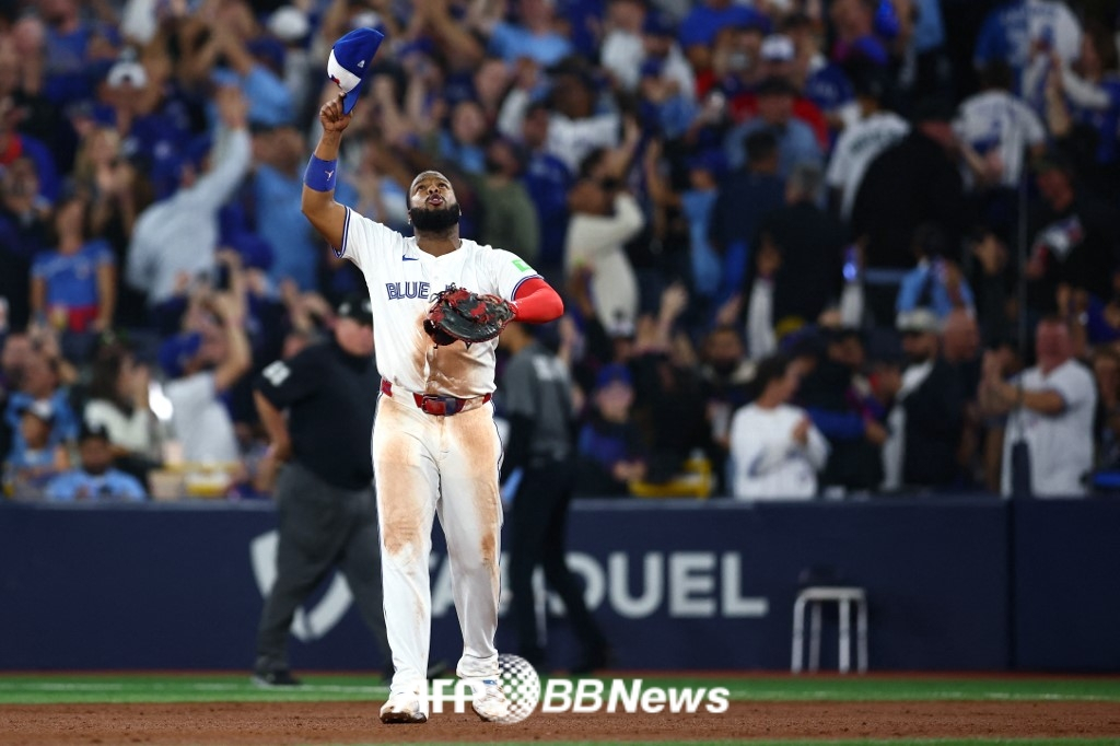토론토 블라디미르 게레로 주니어가 20일(한국 시각) 캐나다 온타리오주 토론토에 위치한 로저스 센터에서 펼쳐진 시애틀 매리너스와 2025 미국 프로야구 메이저리그(MLB) 포스트시즌 아메리칸리그 챔피언십 시리즈(ALCS·7전 4선승제) 6차전에서 승리 후 기뻐하고 있다. /AFPBBNews=뉴스1