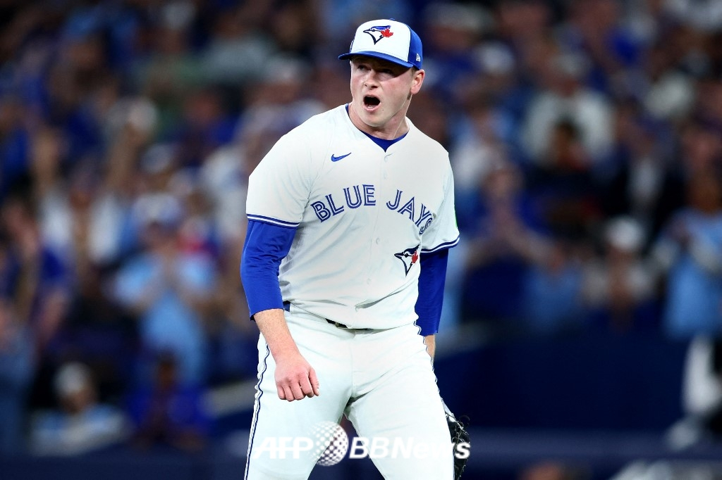 토론토 투수 루이스 발랜드가 20일(한국 시각) 캐나다 온타리오주 토론토에 위치한 로저스 센터에서 펼쳐진 시애틀 매리너스와 2025 미국 프로야구 메이저리그(MLB) 포스트시즌 아메리칸리그 챔피언십 시리즈(ALCS·7전 4선승제) 6차전에서 6회 포효하고 있다. /AFPBBNews=뉴스1