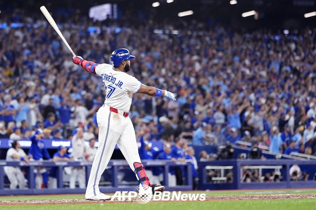 토론토 블라디미르 게레로 주니어가 20일(한국 시각) 캐나다 온타리오주 토론토에 위치한 로저스 센터에서 펼쳐진 시애틀 매리너스와 2025 미국 프로야구 메이저리그(MLB) 포스트시즌 아메리칸리그 챔피언십 시리즈(ALCS·7전 4선승제) 6차전에서 5회 홈런을 터트리고 있다. /AFPBBNews=뉴스1