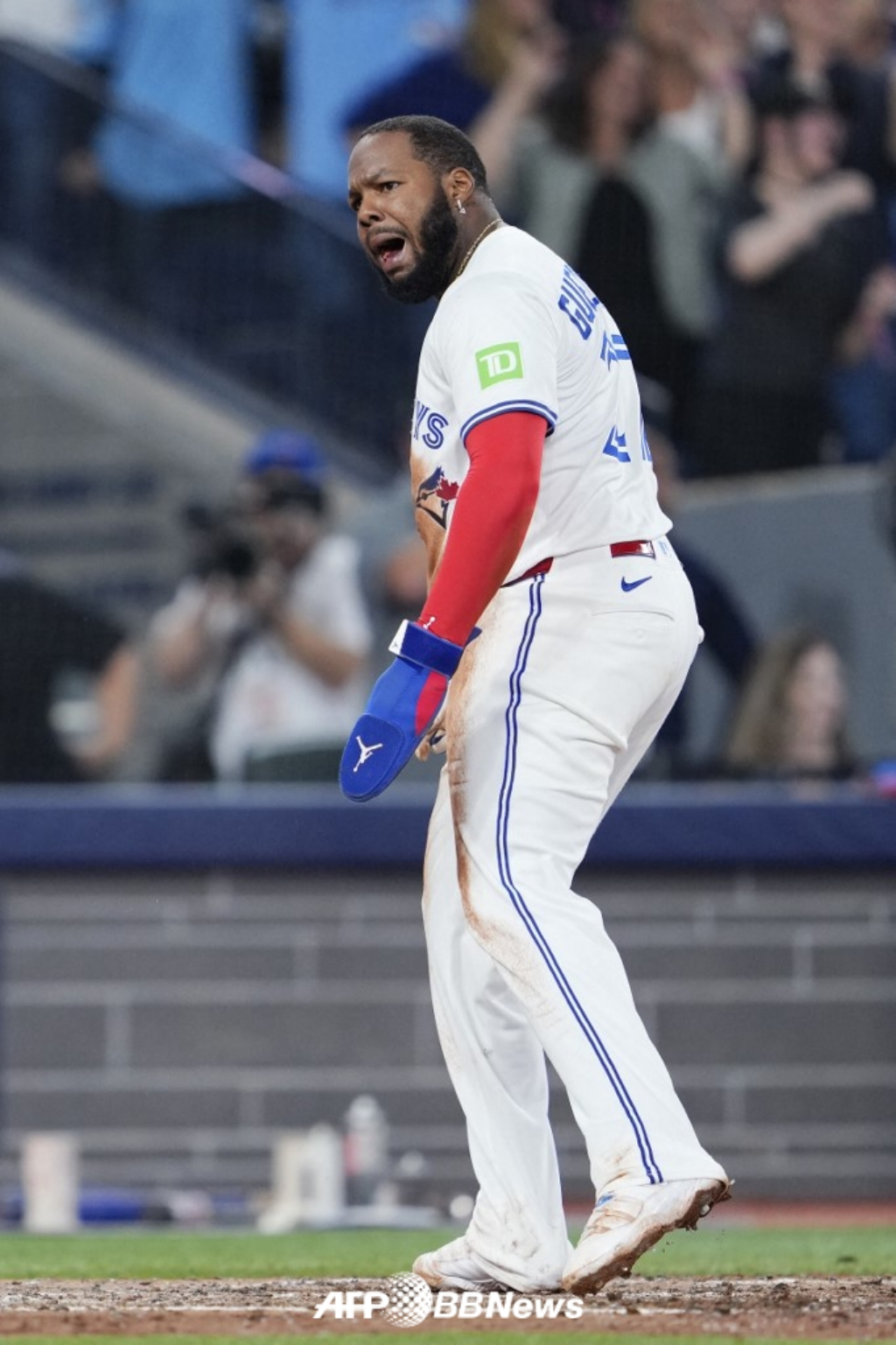토론토 블라디미르 게레로 주니어가 20일(한국 시각) 캐나다 온타리오주 토론토에 위치한 로저스 센터에서 펼쳐진 시애틀 매리너스와 2025 미국 프로야구 메이저리그(MLB) 포스트시즌 아메리칸리그 챔피언십 시리즈(ALCS·7전 4선승제) 6차전에서 7회 몸에 맞는 볼로 출루하면서 감정을 표현하고 있다. /AFPBBNews=뉴스1