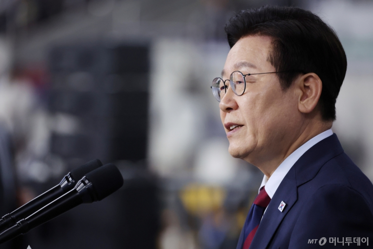 [서울=뉴시스] 최동준 기자 = 이재명 대통령이 17일 부산아시아드주경기장에서 열린 제106회 전국체육대회 개막식에서 기념사를 하고 있다. (대통령실통신사진기자단) 2025.10.17. photocdj@newsis.com /사진=